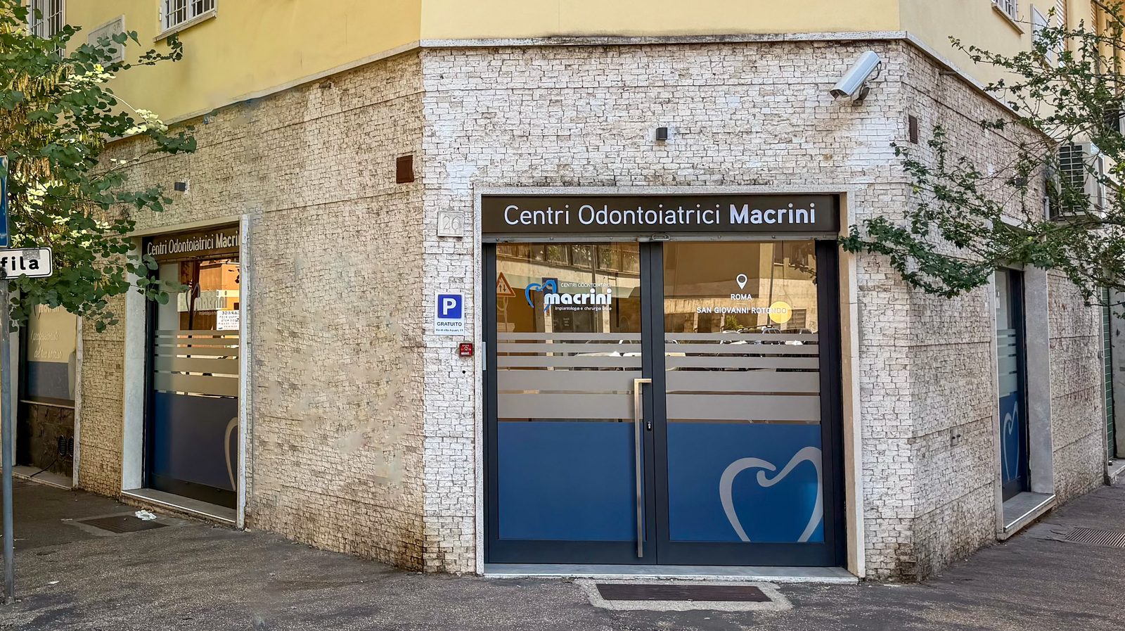 Ingresso della sede di Roma dei Centri Odontoiatrici Macrini, Via Segesta 26